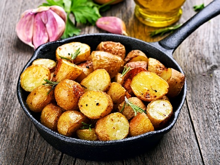 Пресни картофи с розмарин и чесън (гарнутура за месо и риба) - снимка на рецептата
